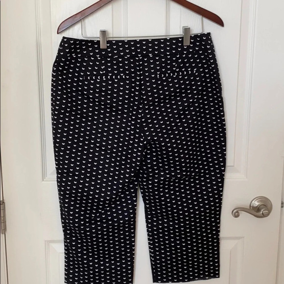 APT. 9 Women's Capri Pants 10P Black White Geometric Print Stretch Comfort Chic - Picture 5 of 8